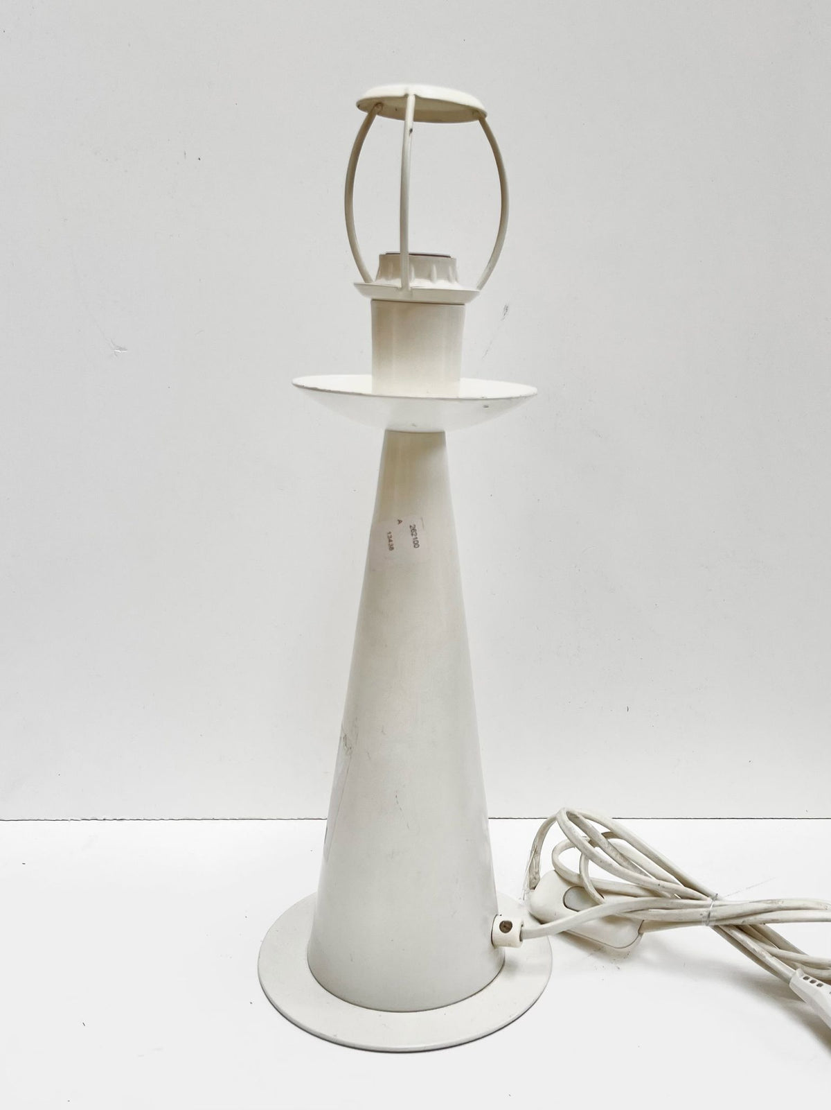 Lampe blanche en métal