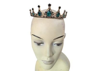 Diadème en métal doré, ornée de strass de couleur vert émeraude et de petits strass noirs