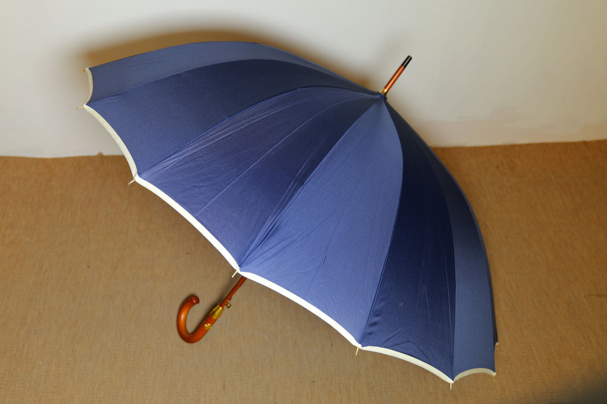 Parapluie bleu rainure blanche