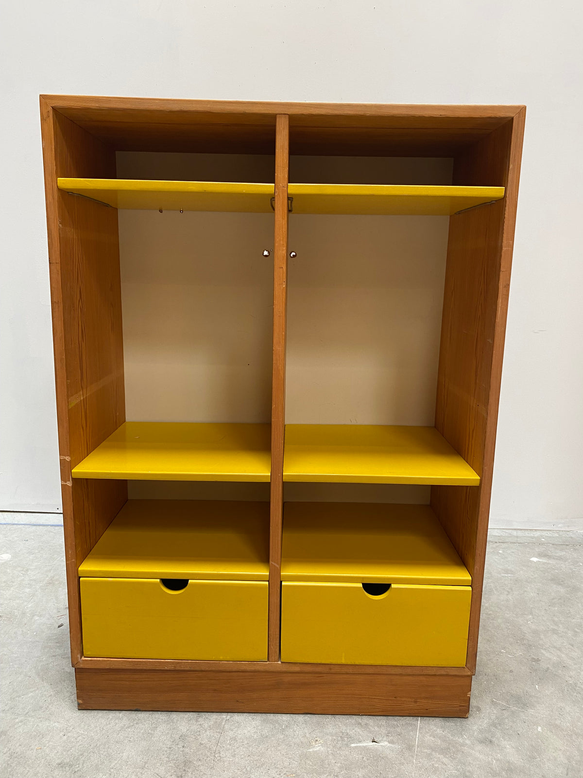 Étagère en bois jaune