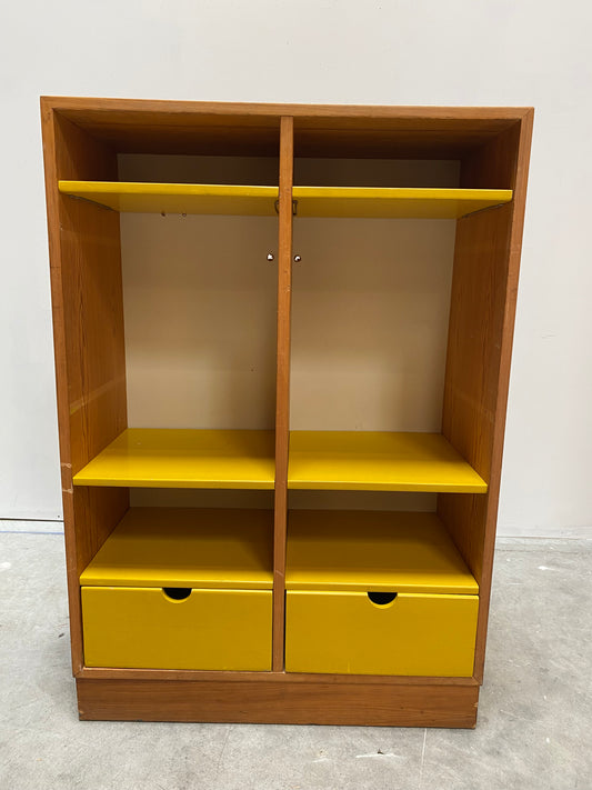 Étagère en bois jaune
