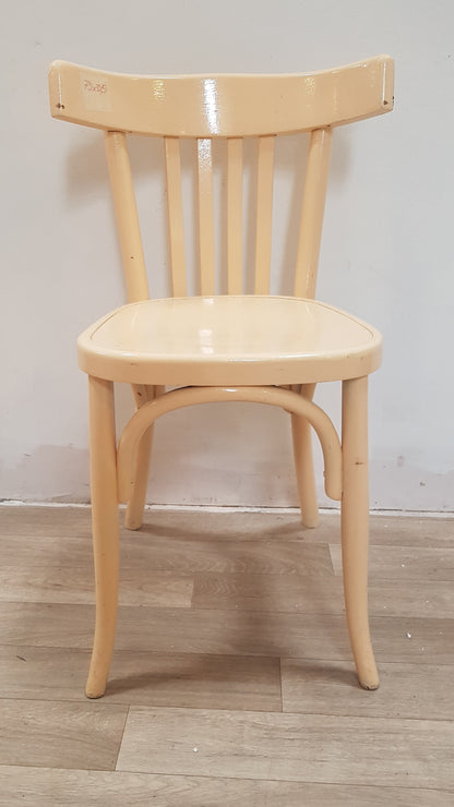 Chaise jaune en bois