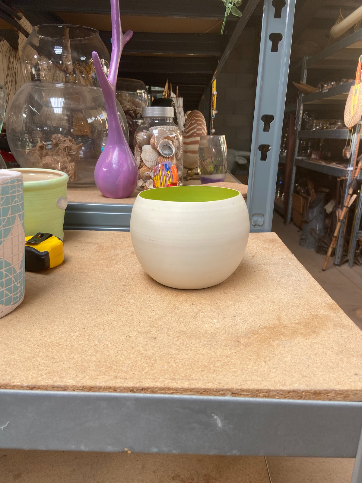 Vase - blanc - intérieur vert
