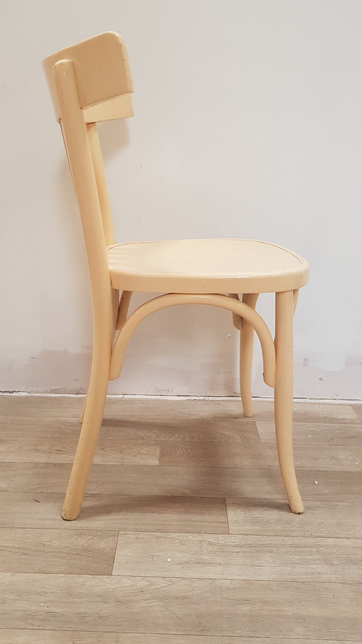 Chaise jaune en bois