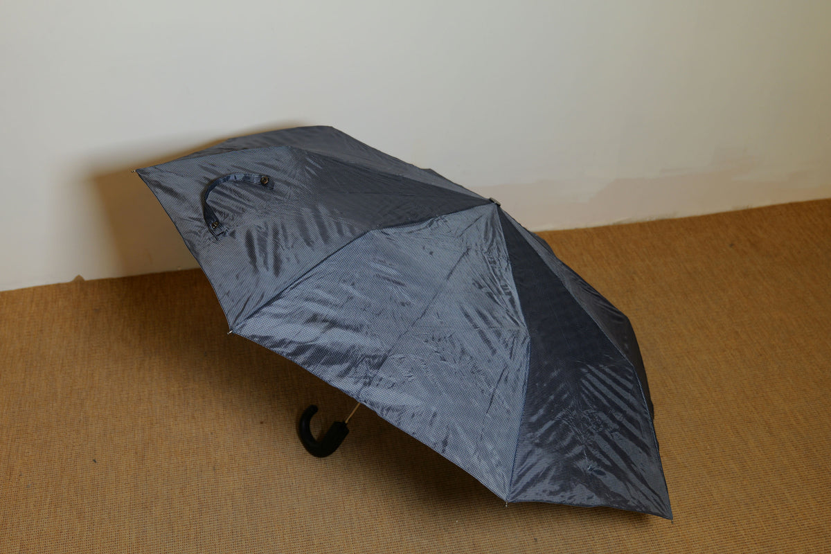 Parapluie gris avec petits carreaux