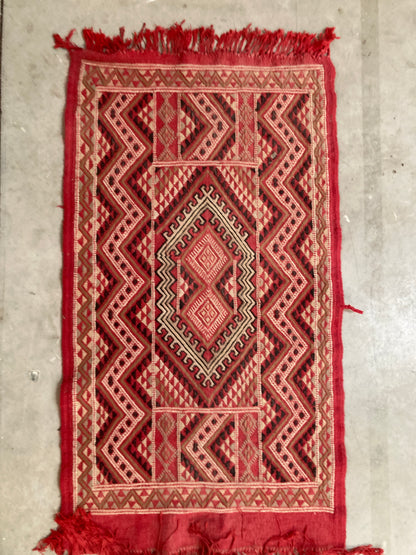 Tapis oriental rouge et rose à motifs