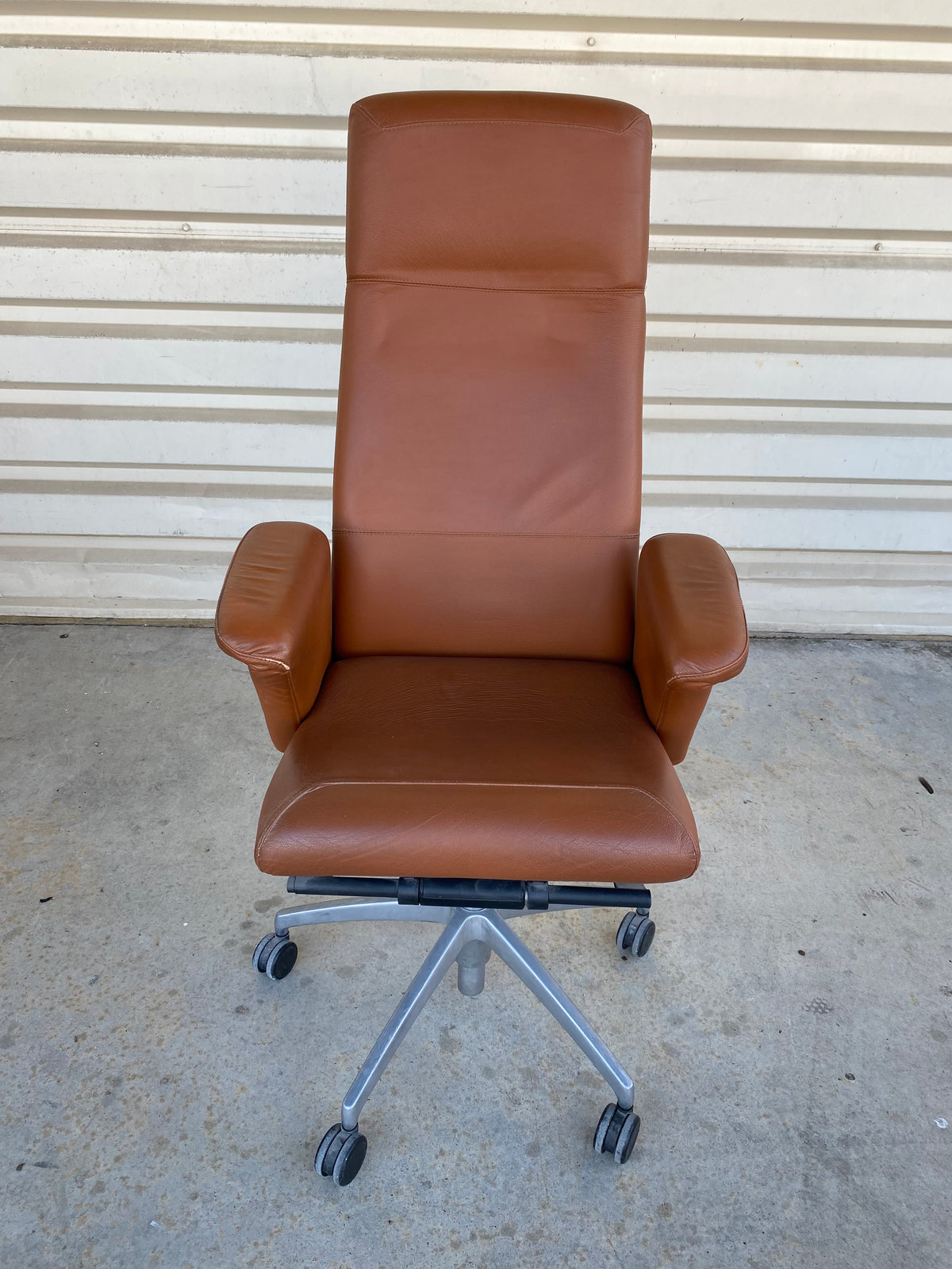 Fauteuil roulette cuir marron clair