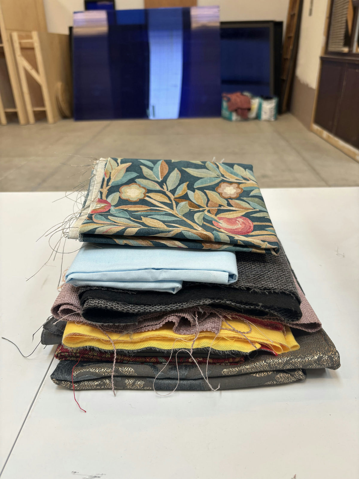 Petits tissus colorés et à motifs