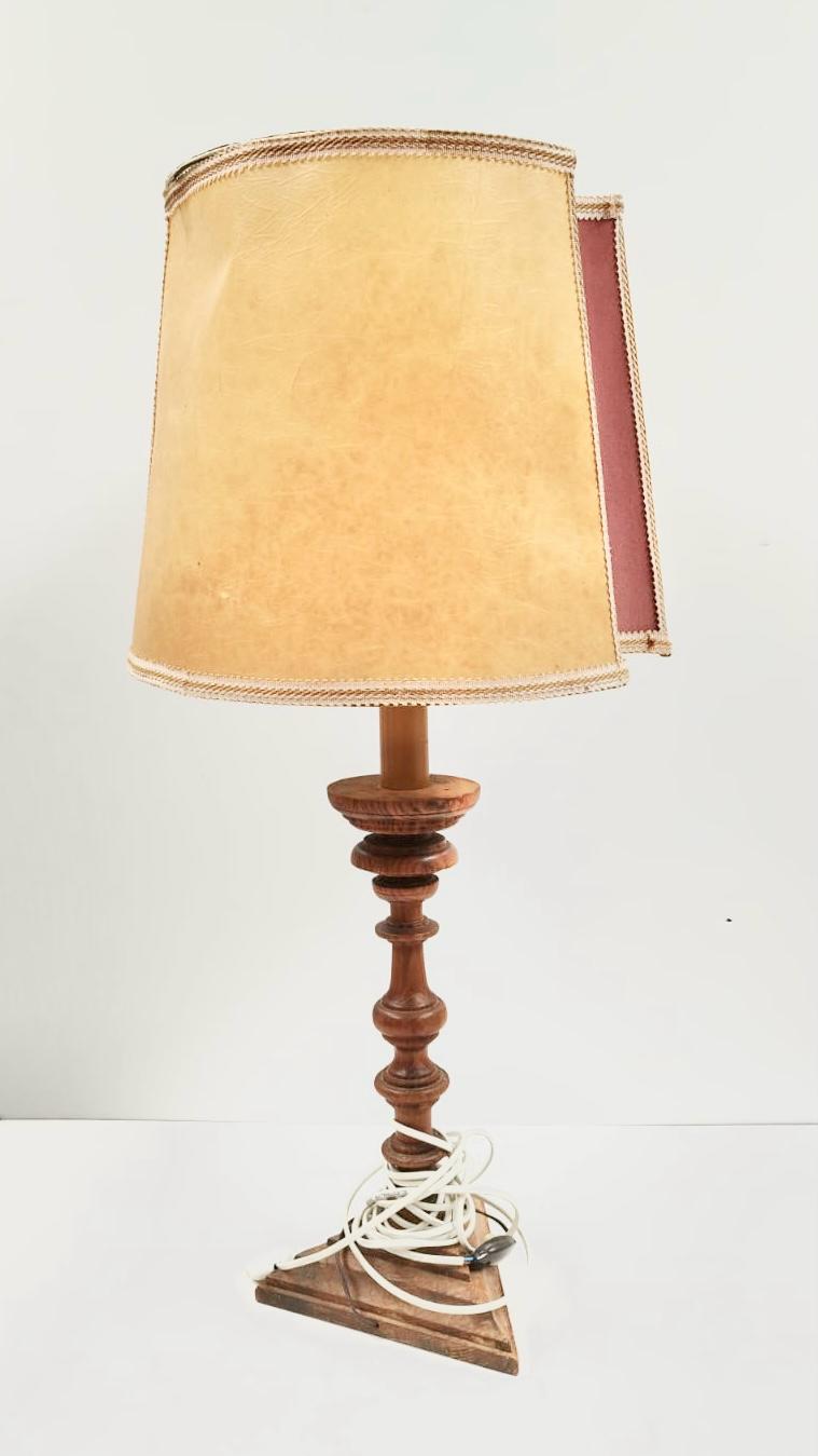 Lampadaire en bois et jaune