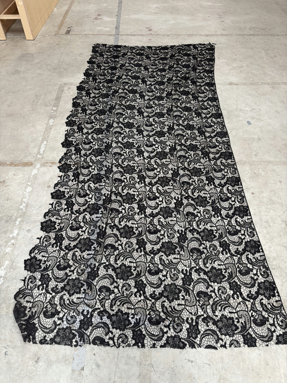 Tissu noir dentelle noire