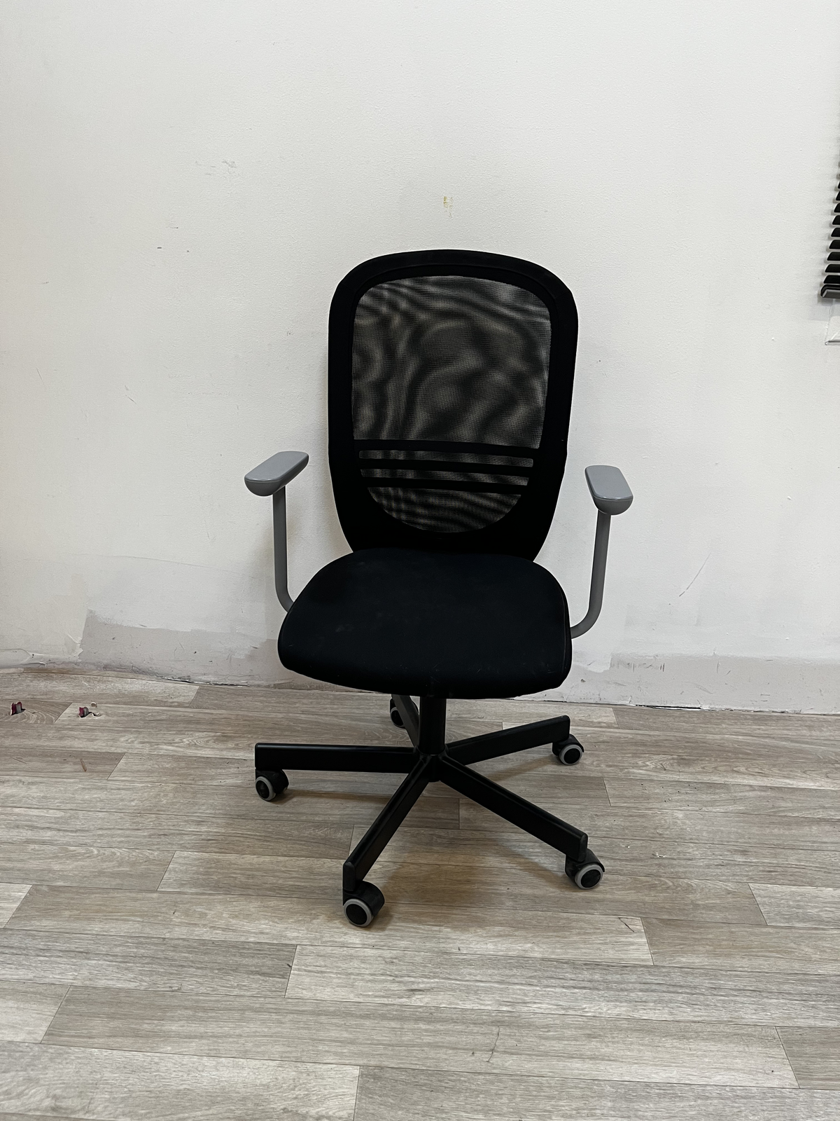 Chaise roulante bureau noir accoudoir gris - Flintan