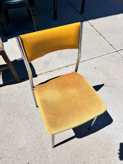 Chaise de salon jaune