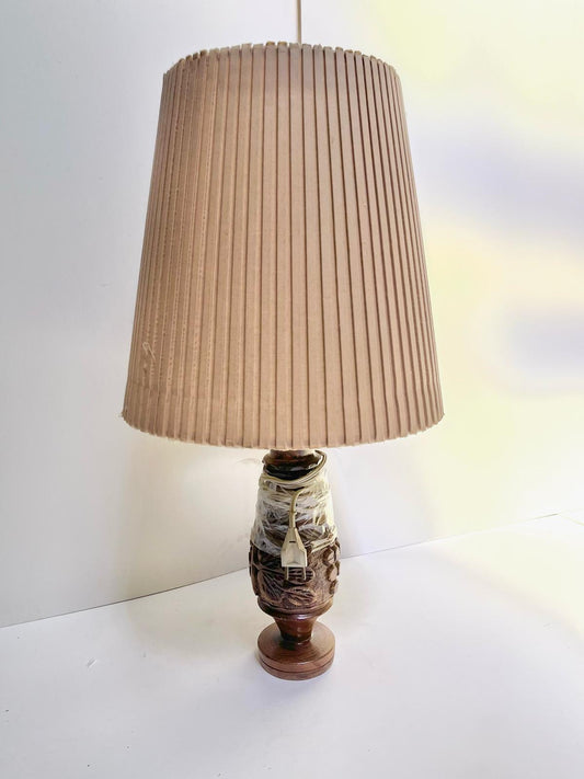 Pied de lampe en bois sculpté ornementation