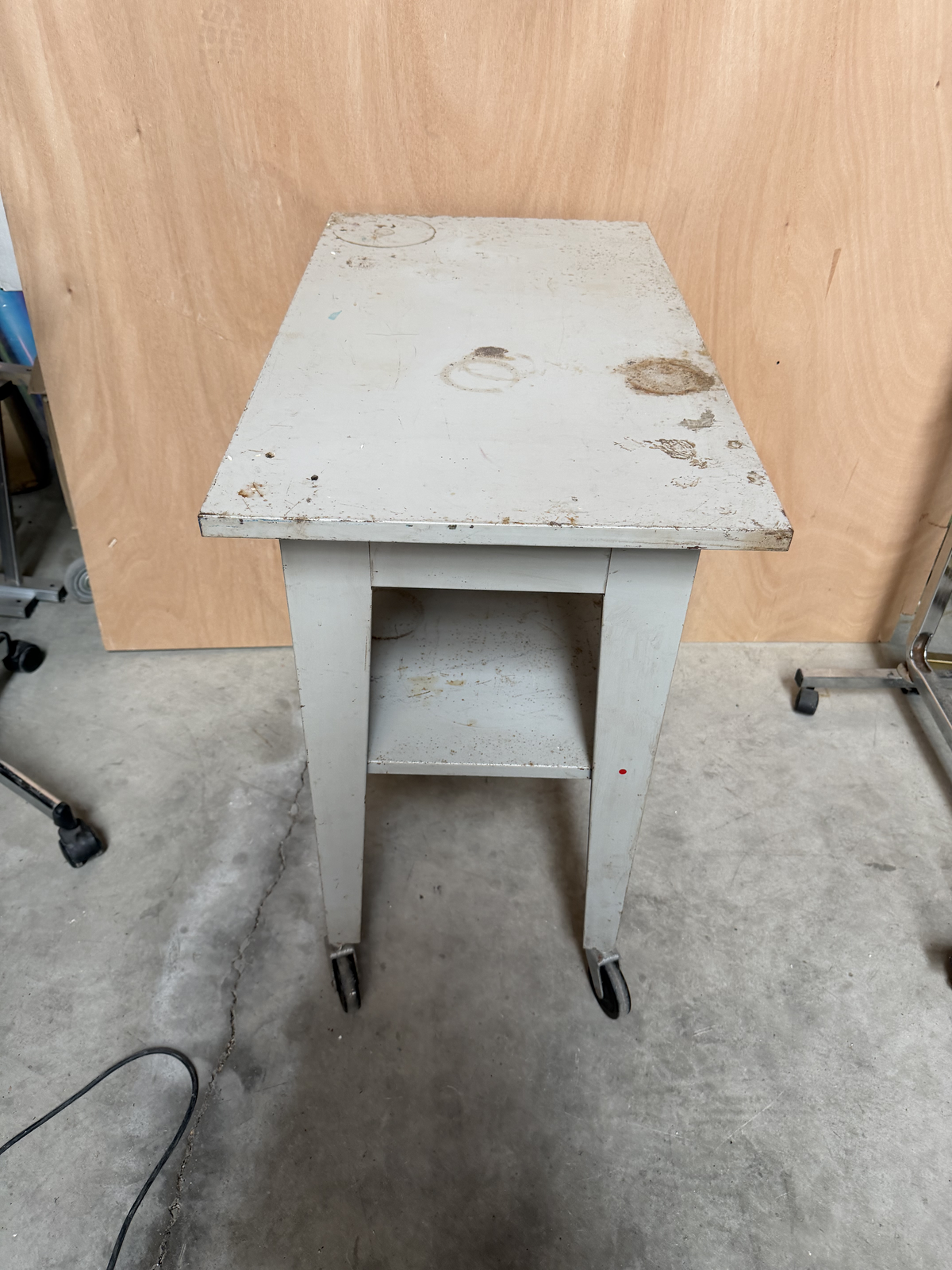 Bureau métallique - roulettes