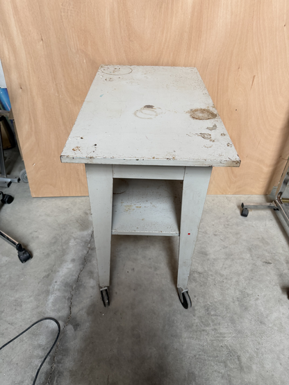 Bureau métallique - roulettes
