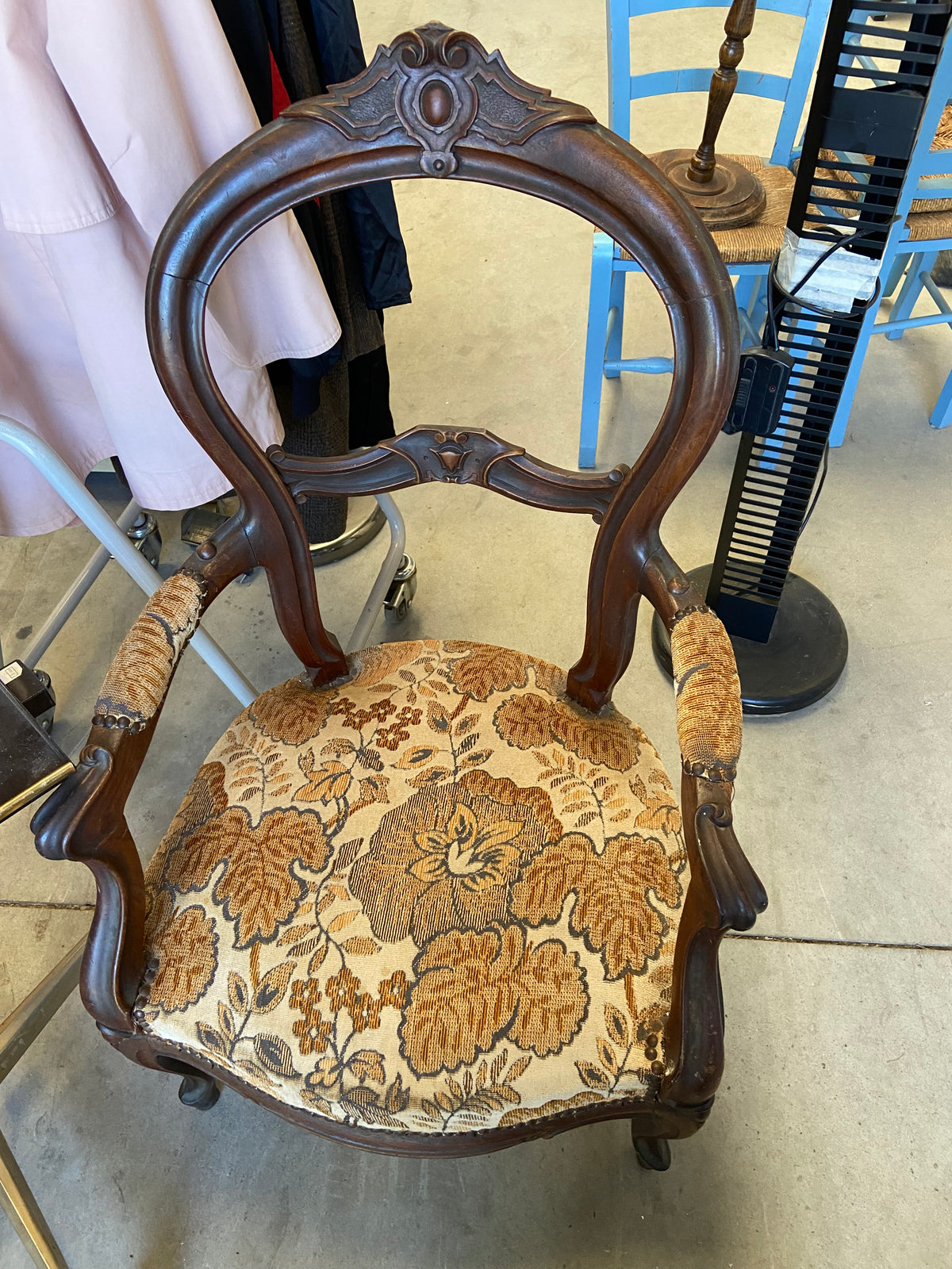 Fauteuil vintge- accoudoir- assise jaune et fleur
