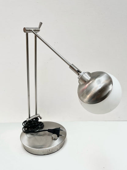 Lampe de bureau argentée et blanche