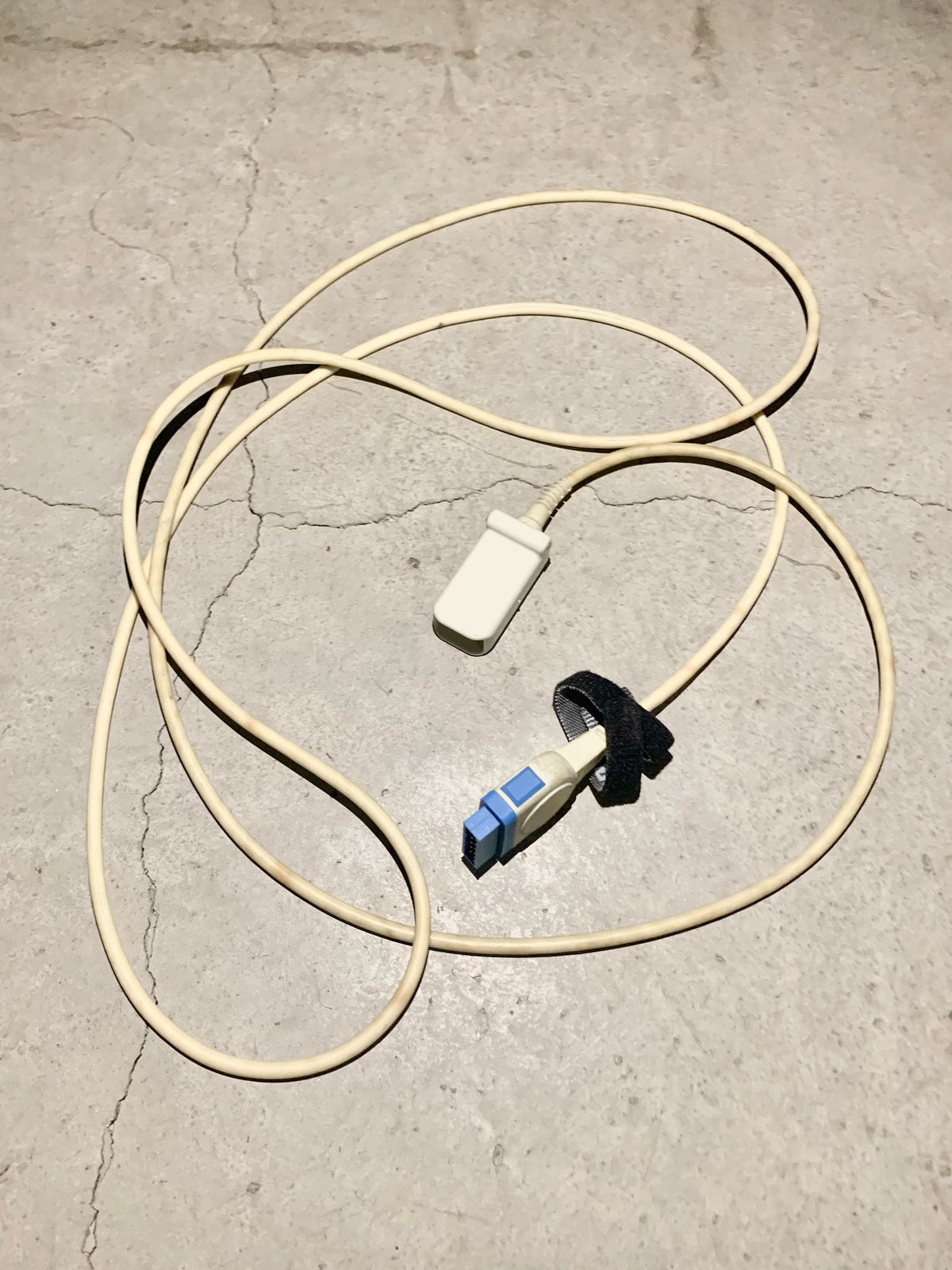 Tuyaux, cables, masque a oxygène