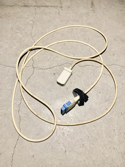 Tuyaux, cables, masque a oxygène