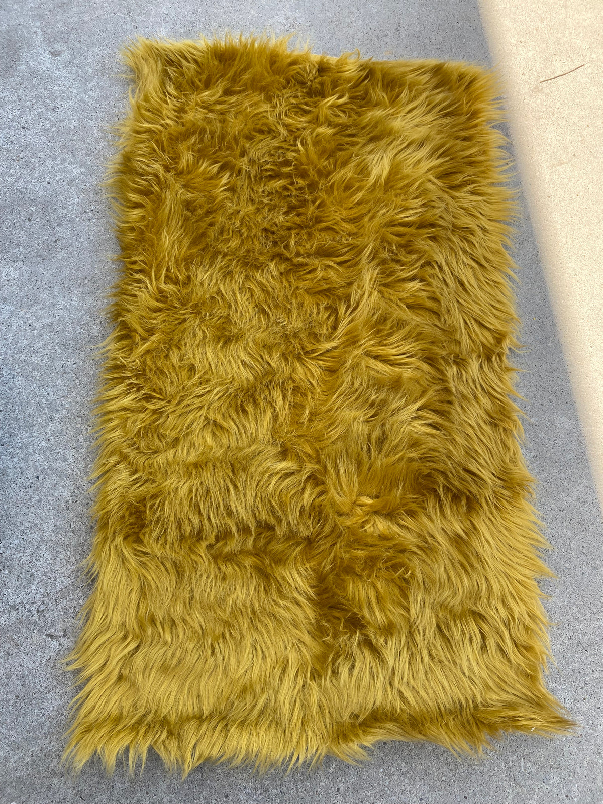 Tapis en fourrure synthétique jaune