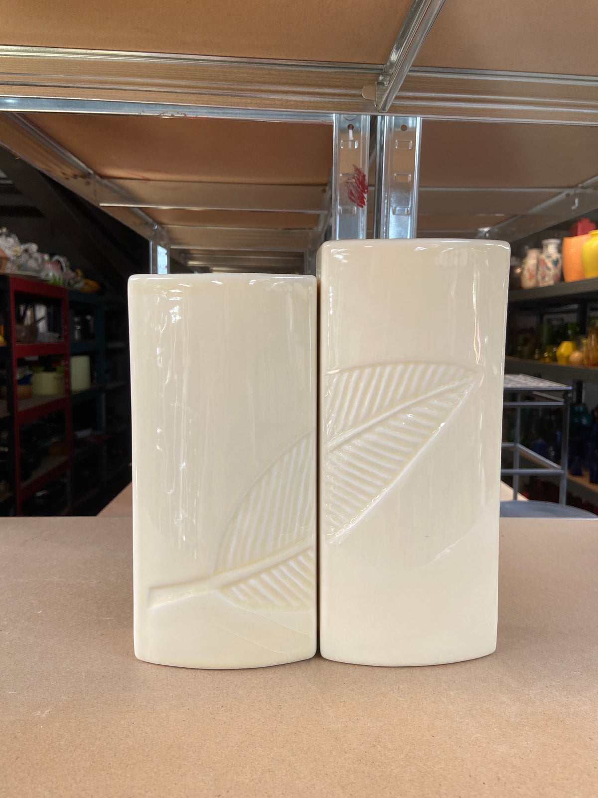 Vase céramique beige motif feuille