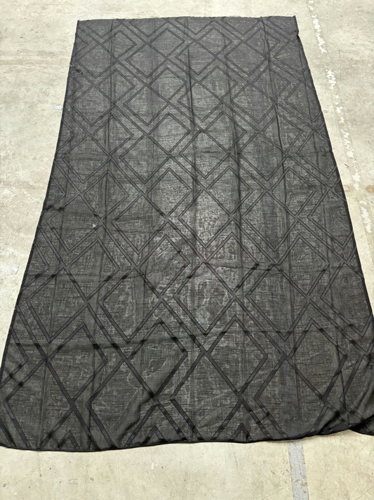 Tissu noir à motifs losanges