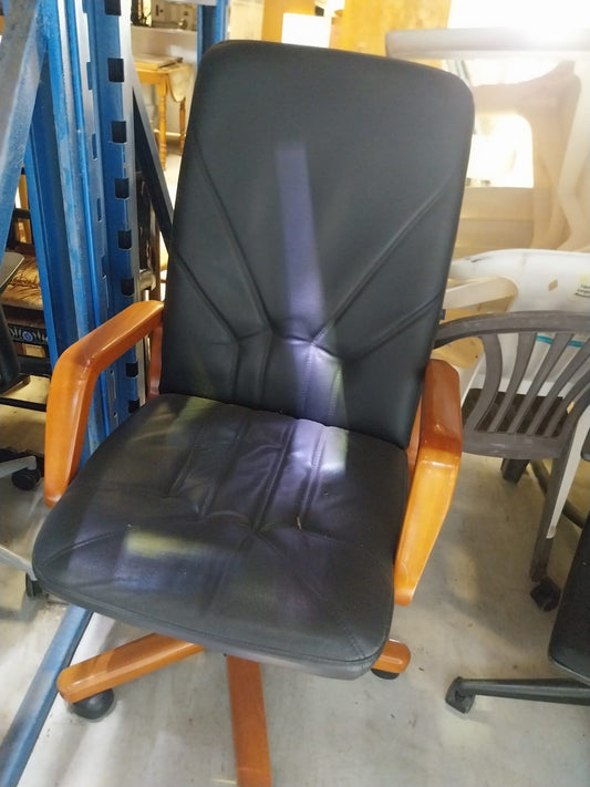 Chaise de bureau en cuir noir et en bois