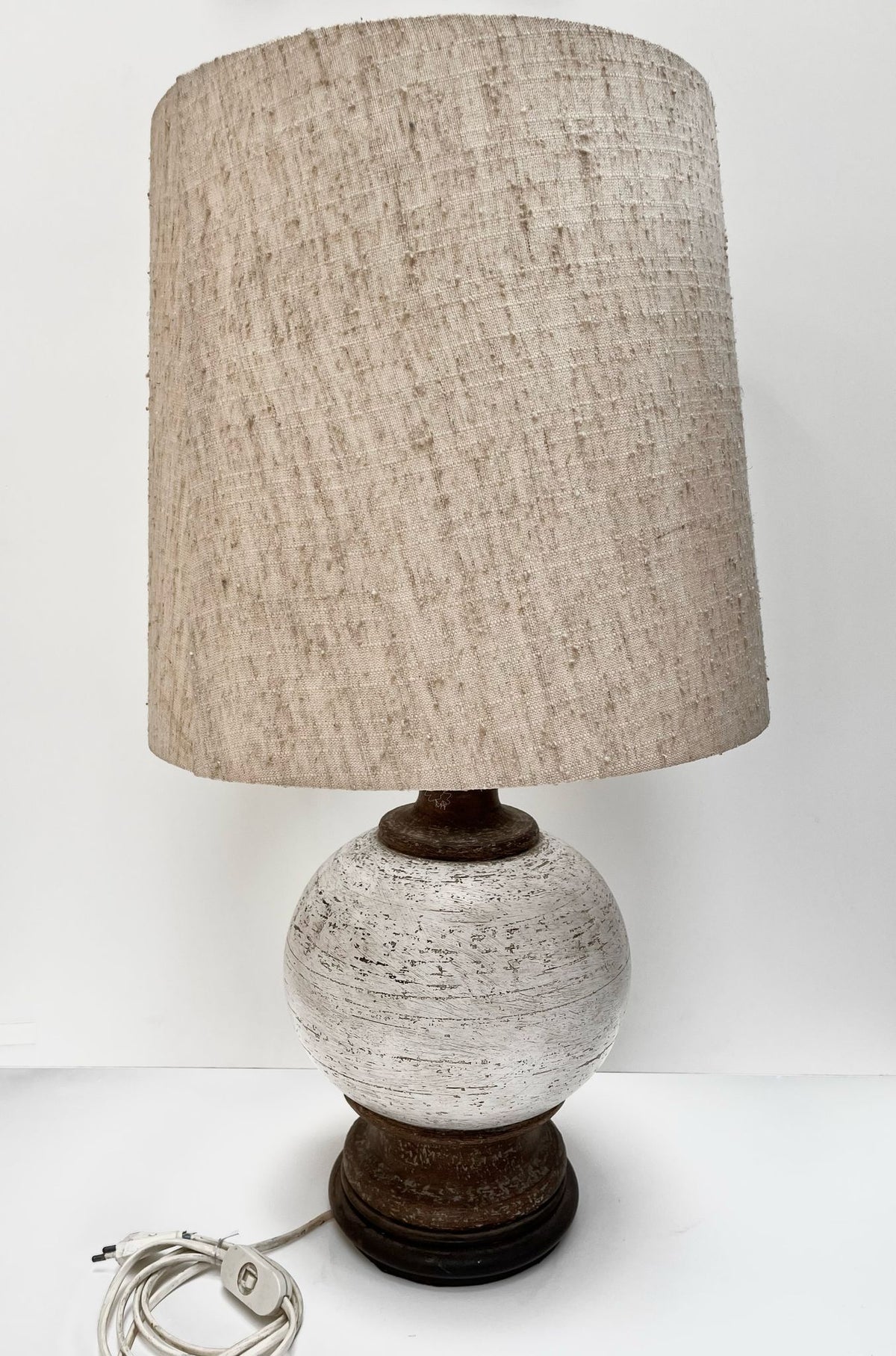 Pied de lampe en bois blanc et marron