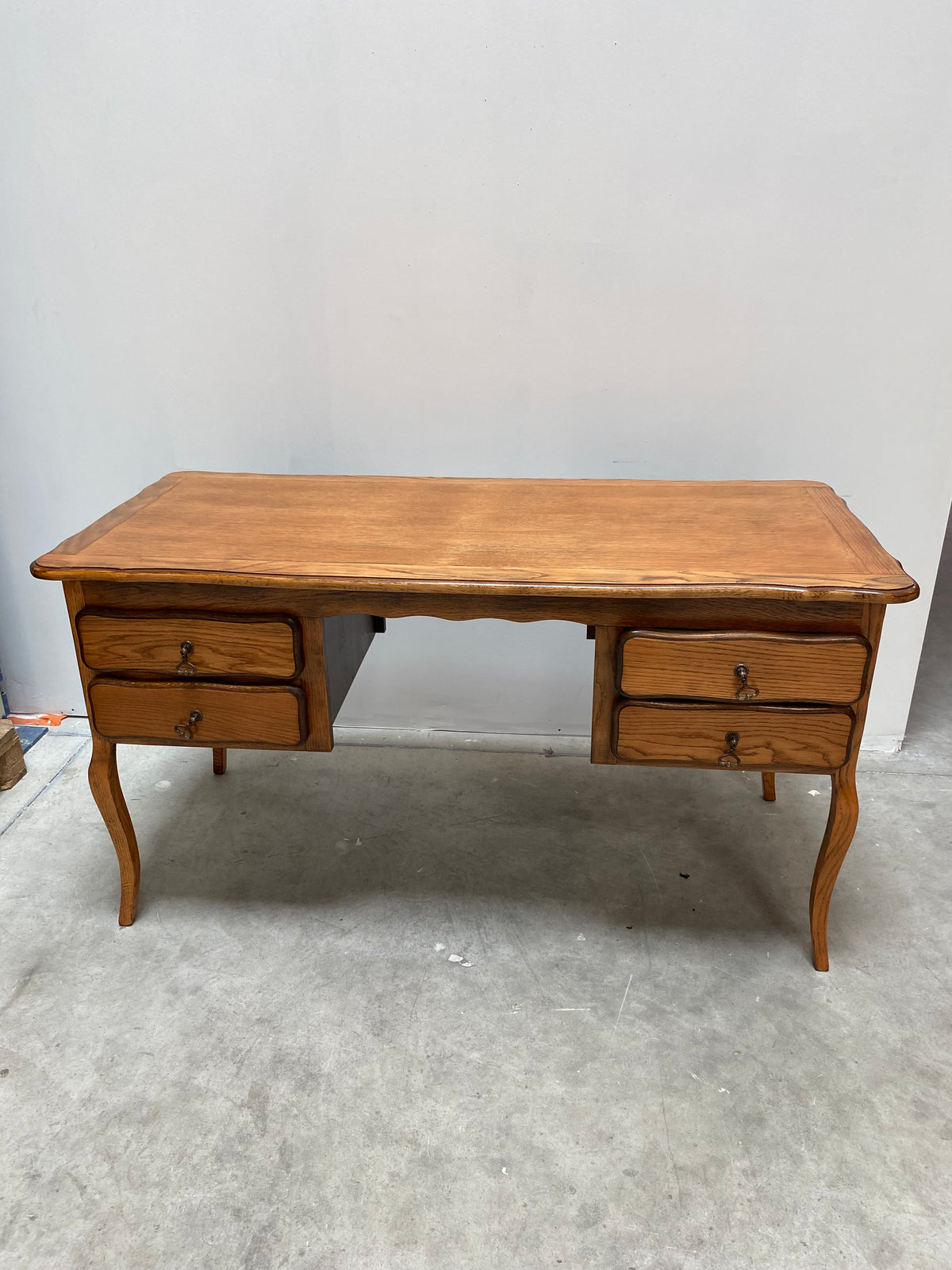 Bureau en bois massif style Louis XV