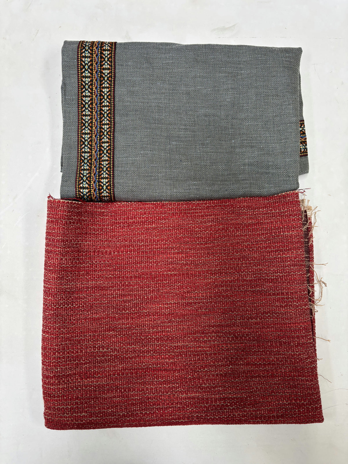 Tissus rouge et gris épais