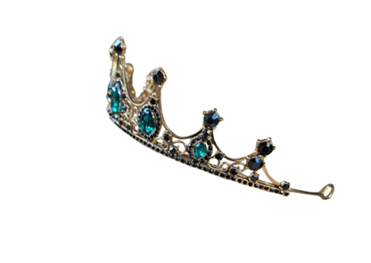 Diadème en métal doré, ornée de strass de couleur vert émeraude et de petits strass noirs