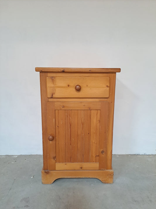 Petit meuble en pin