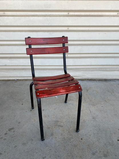 Chaise en bois et fer rouge