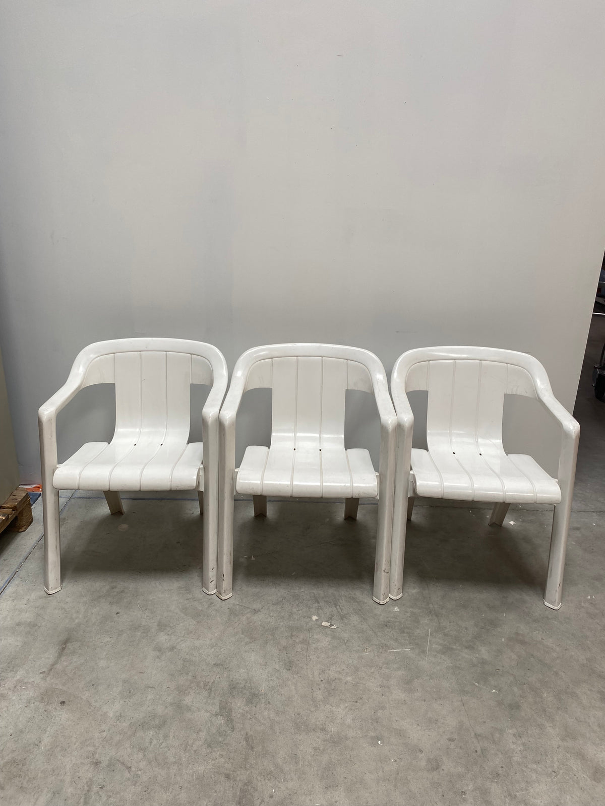 Chaise d'extérieur blanche en plastique