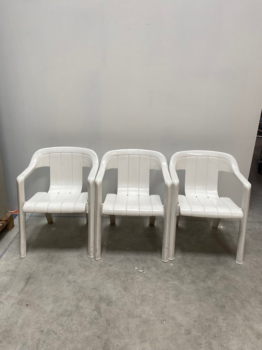 Chaise d'extérieur blanche en plastique