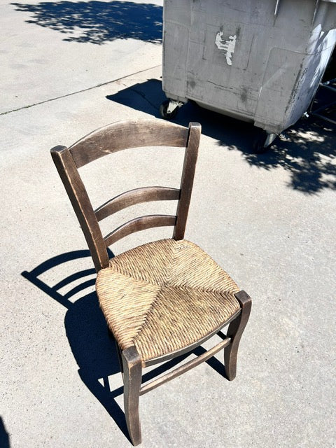 Chaise en paille et en bois