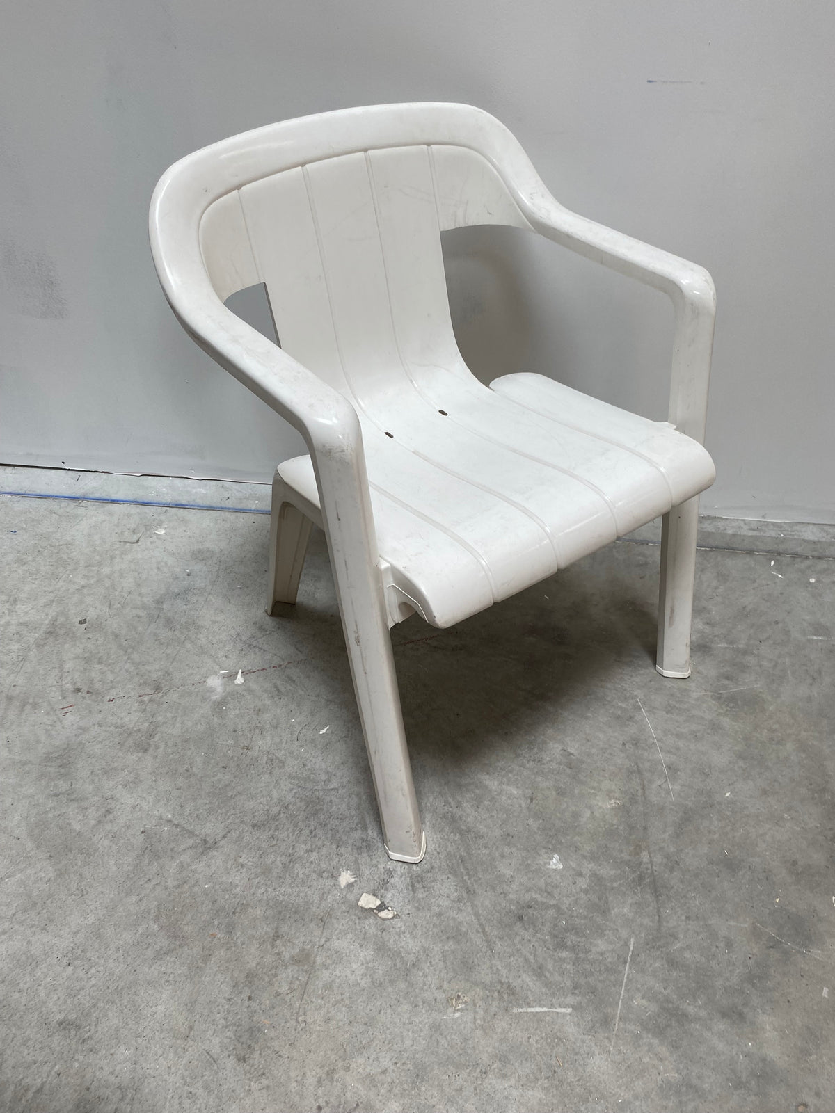 Chaise d'extérieur blanche en plastique