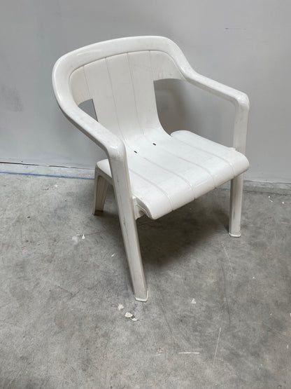Chaise d'extérieur blanche en plastique