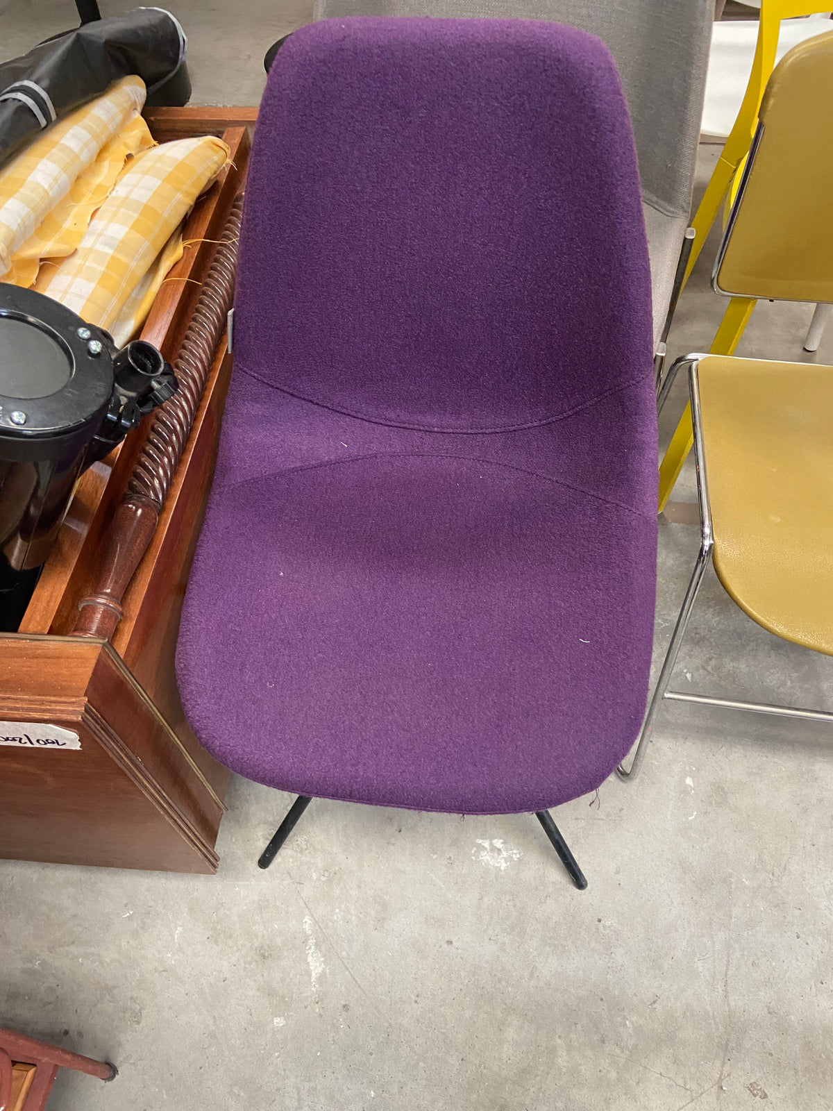 Chaise de salon en velour violet