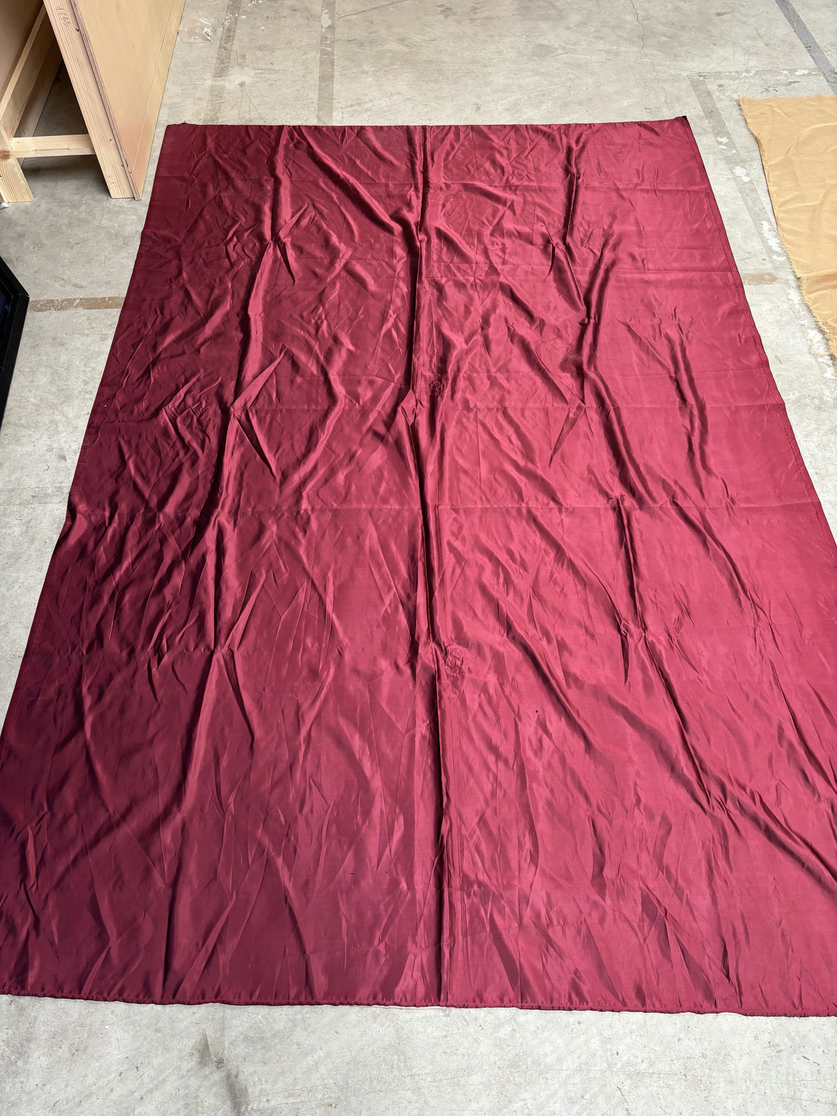 Tissu rose foncé brillant