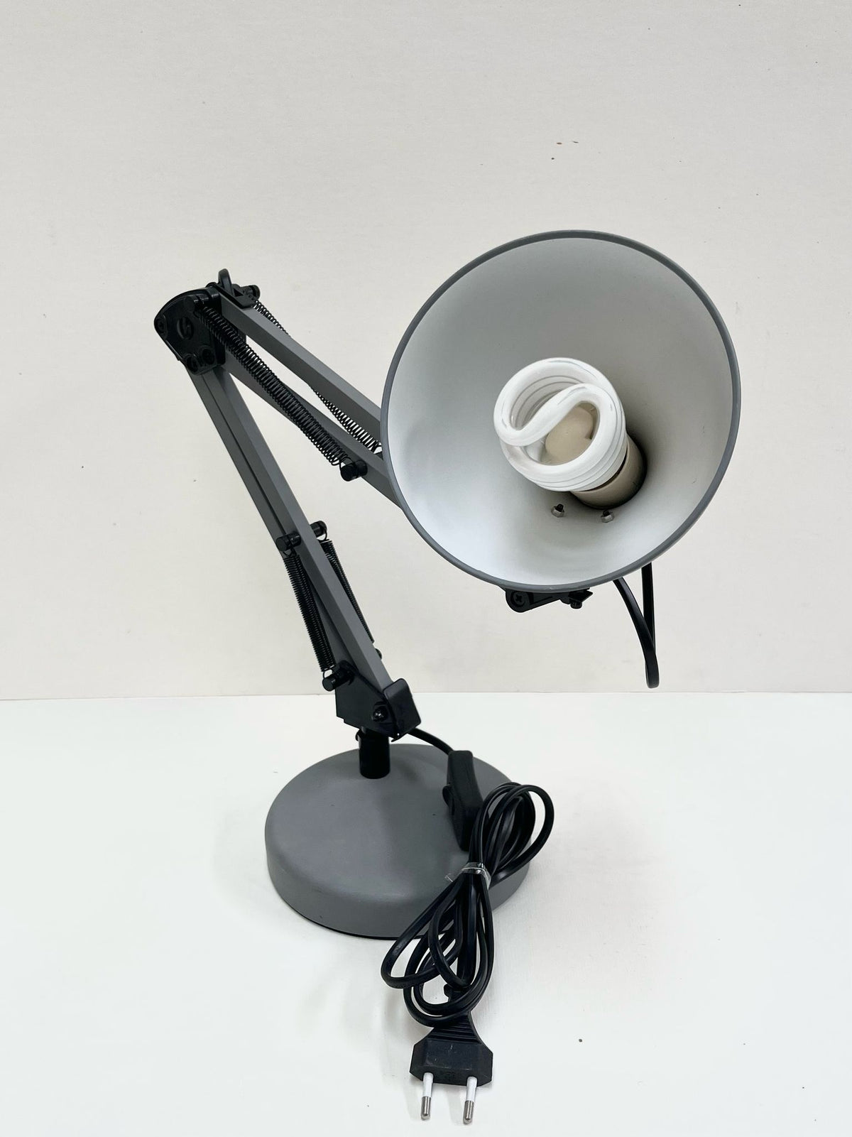 Lampe de bureau grise