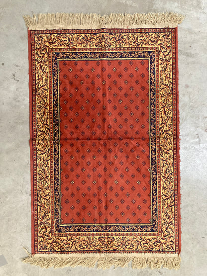 Tapis oreintal rouge et jaune