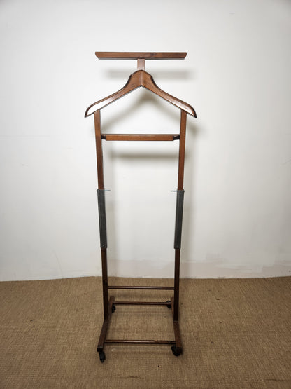 Porte manteau en bois sur roulettes