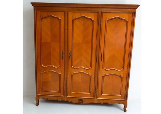 Armoire en bois à trois portes