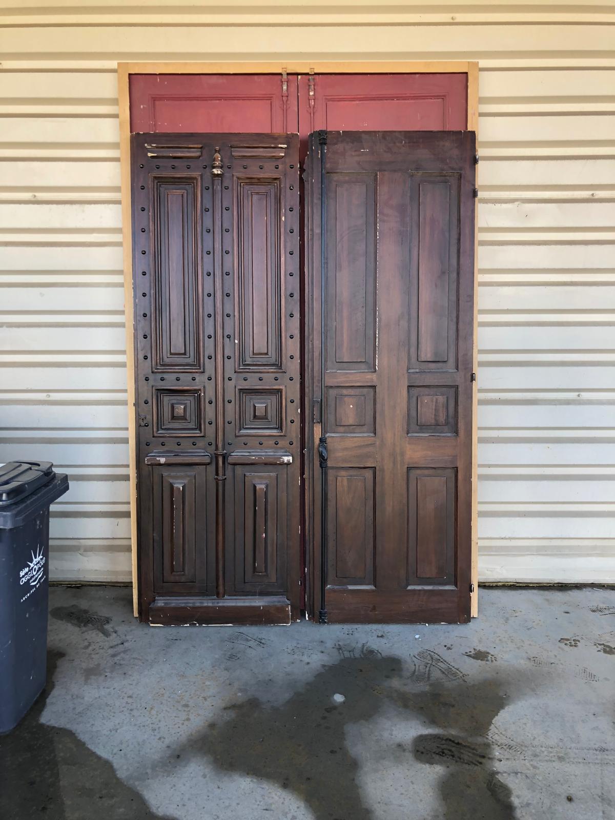 Grande porte en bois