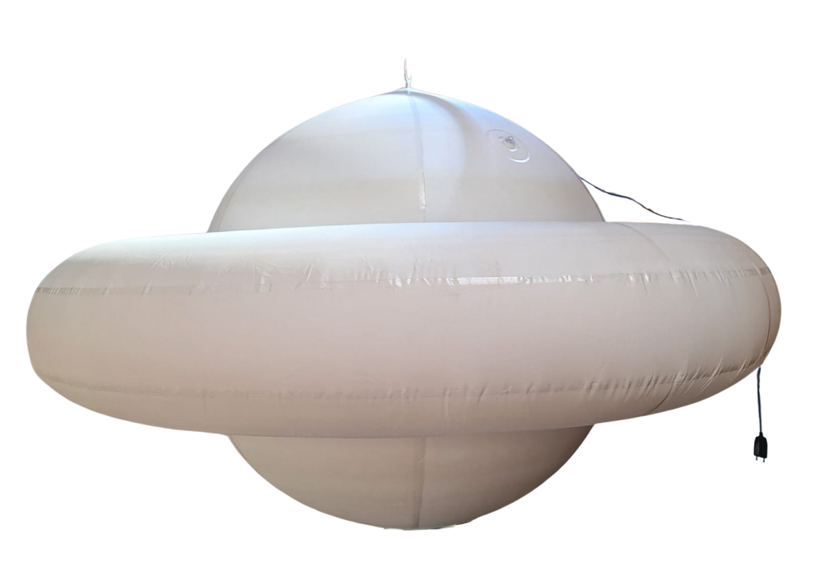 Ballon gonflable suspendu représentant la planète Saturne rétro éclairé