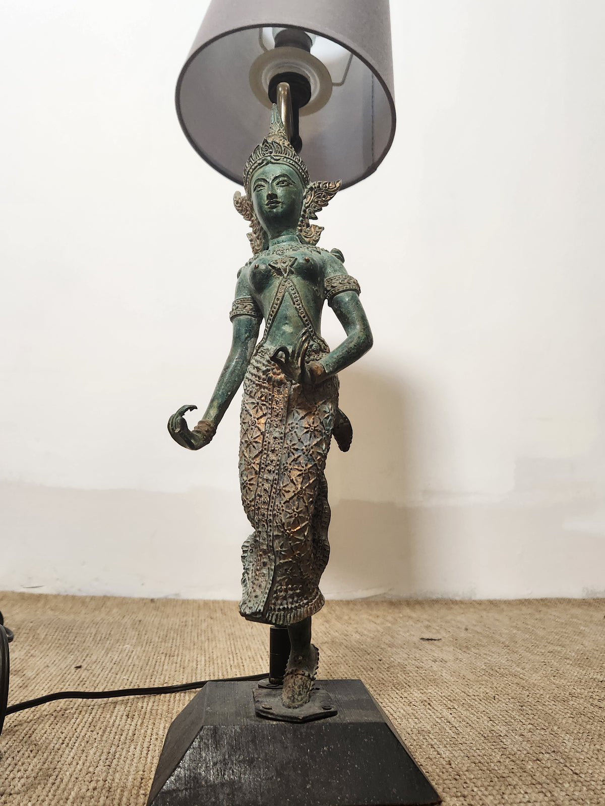 Lampe avec déesse