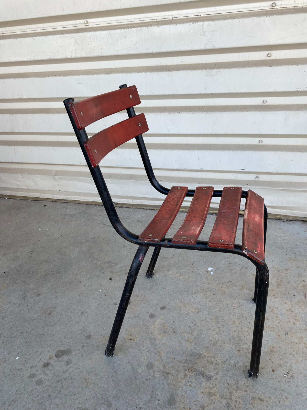 Chaise en bois et fer rouge