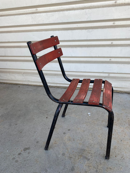 Chaise en bois et fer rouge