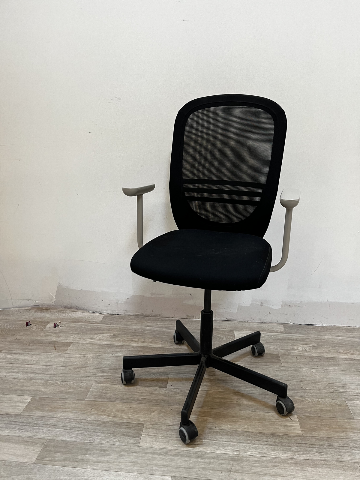 Chaise roulante bureau noir accoudoir beige - Flintan
